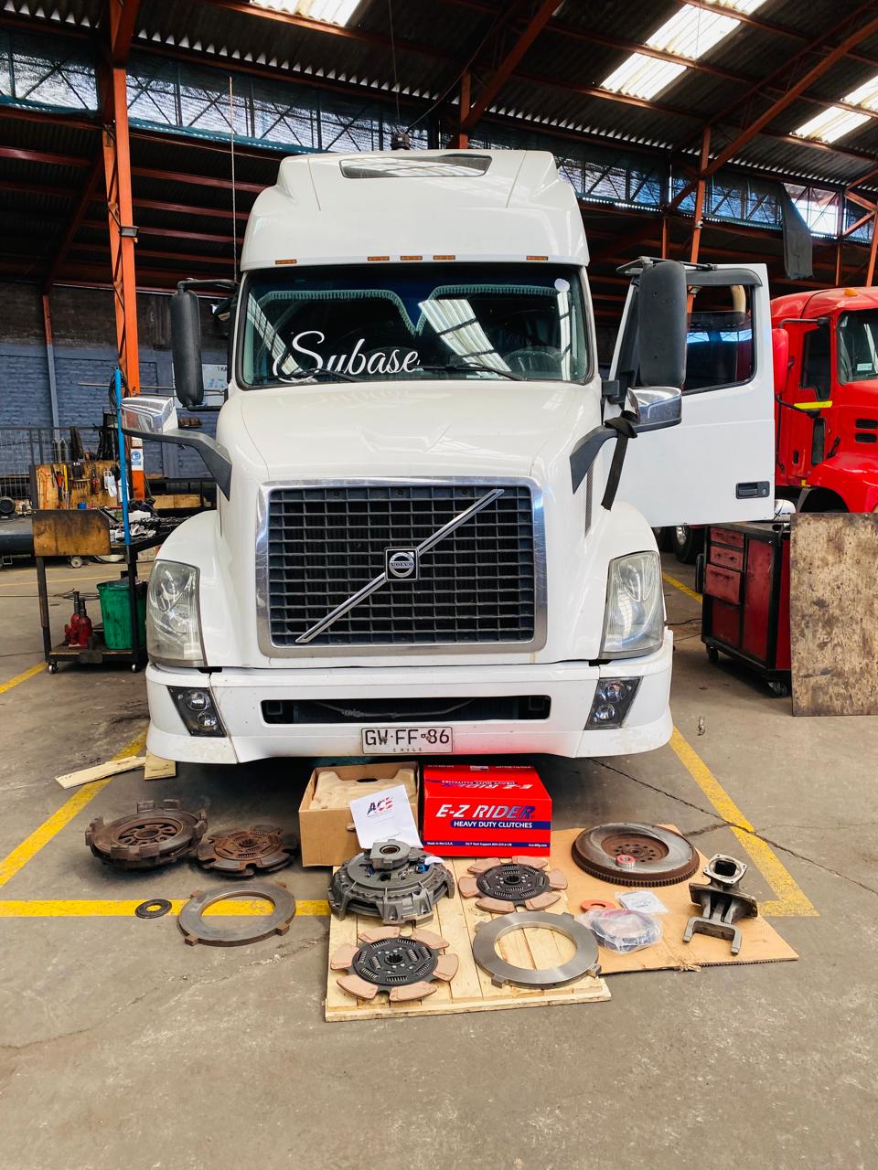 Reparación correctiva de embrague Volvo VNL Americano con caja Eaton en Santiago