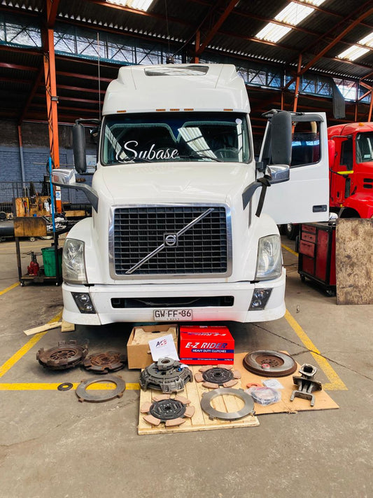 Reparación correctiva de embrague Volvo VNL Americano con caja Eaton en Santiago