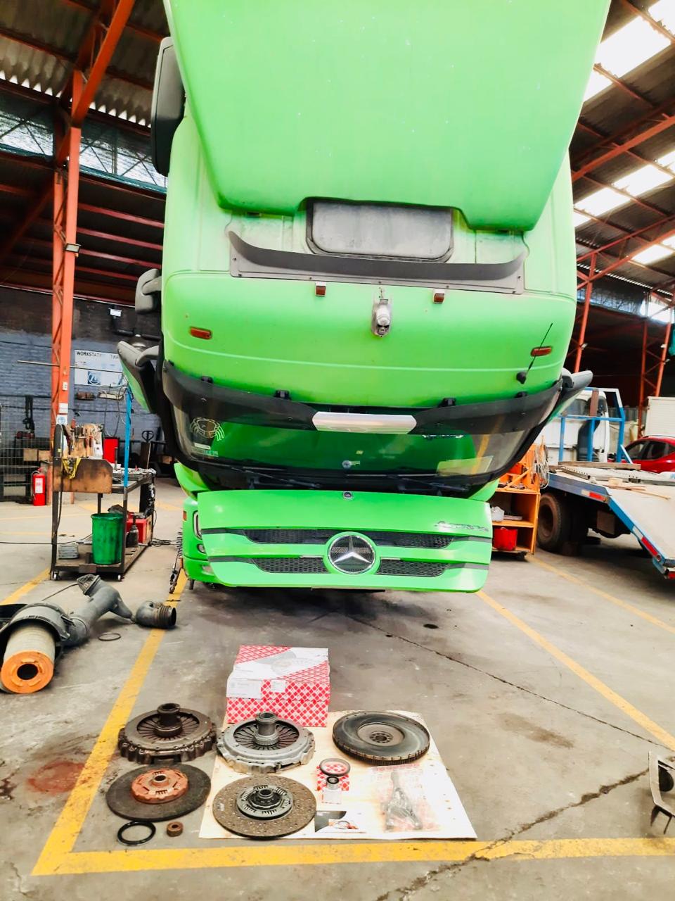 Mercedes-Benz Actros 1936 en servicio técnico de embrague