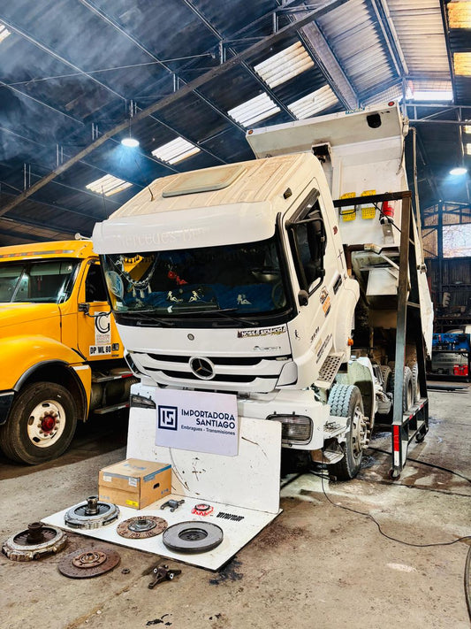 Mercedes-Benz Axor 3131K en reparación de embrague y mantención en Santiago